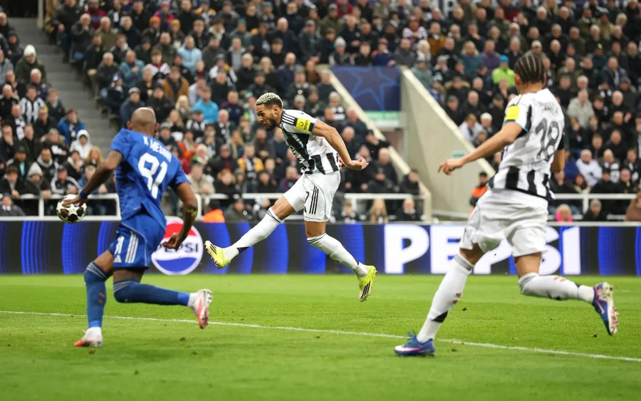 Joelinton đã nâng tỷ số lên 2-0 cho chủ nhà Newcastle chỉ trong 6 phút bóng lăn. 2.jpg