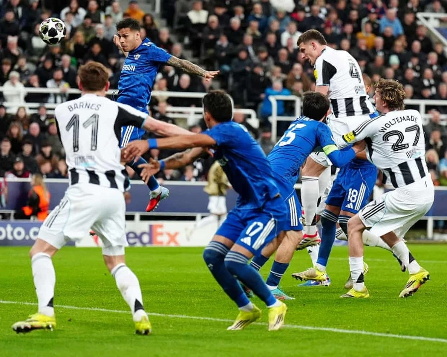 Sven Botman đánh đầu ấn định chiến thắng 3-2 cho Newcastle ở trận lượt về. newcatstle.jpg