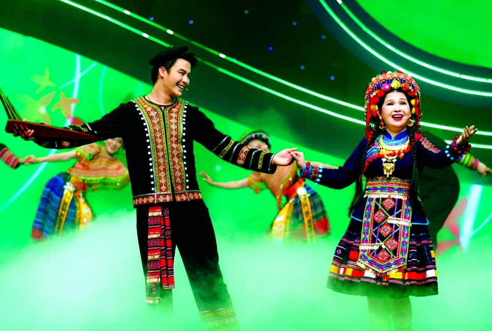 Nghệ sĩ nhân dân Hồ Ngọc Trinh và Nghệ sĩ ưu tú Võ Minh Lâm trong chương trình Vầng trăng cổ nhạc