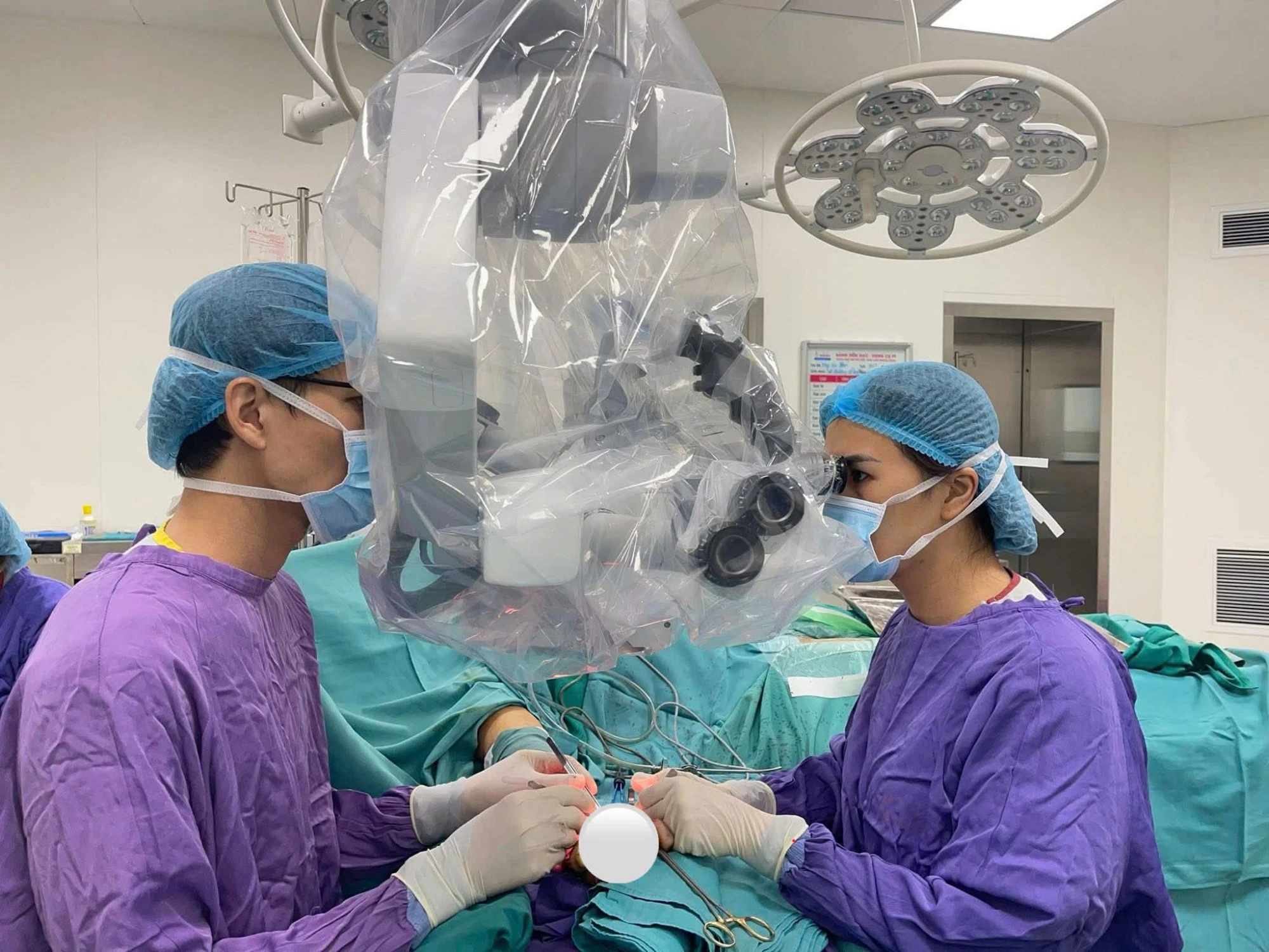 Bác sĩ phẫu thuật cứu bàn tay bị chấn thương do chặt gà đón Tết - ảnh: Bệnh viện cung cấp