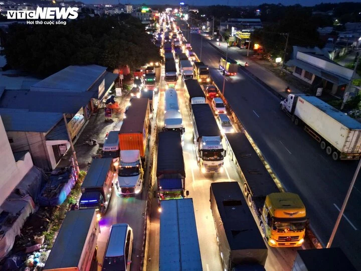 Lượng phương tiện di chuyển đường dài tăng cao mỗi dịp cuối năm.