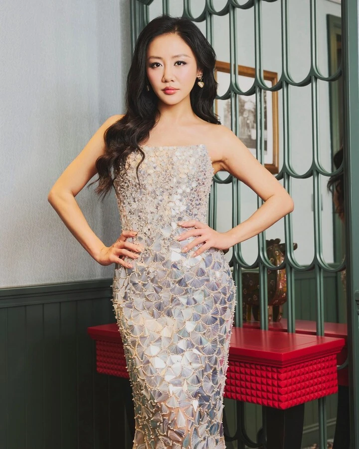 Khi được hỏi liệu Hải Lan có điểm tương đồng với mình ngoài đời, cô cho rằng chỉ “một phần nhỏ”. Theo nữ ca sĩ, bản thân khá độc lập, mạnh mẽ do đi làm sớm, nhưng trong tình yêu vẫn có những lúc tự ti hay tổn thương. Cô cũng thừa nhận mình là người thẳng tính trong các mối quan hệ, song hiện tại đã biết tiết chế và lựa lời hơn.