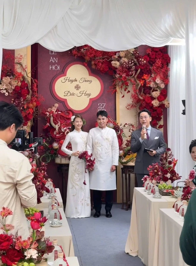 Lễ ăn hỏi của MC Mù Tạt và cầu thủ Đức Huy diễn ra sáng 27/2.