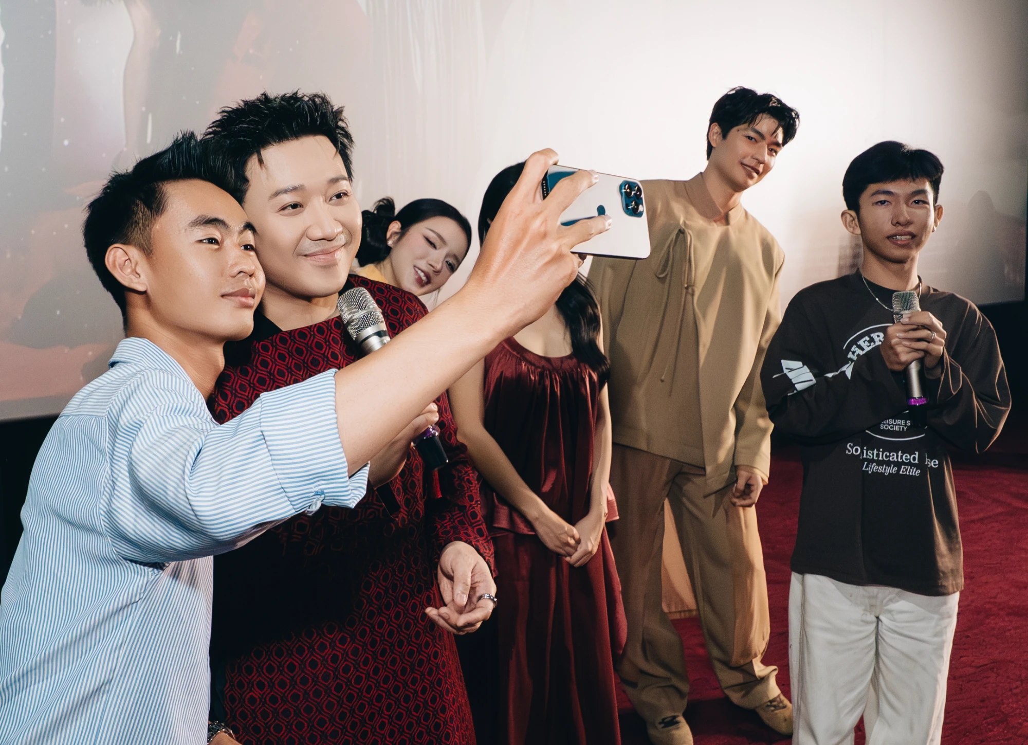Trấn Thành chụp hình cùng người hâm mộ sau khi xem phim