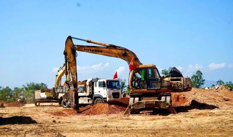 Phó Thủ tướng Hồ Quốc Dũng kiểm tra tiến độ đường cao tốc Quy Nhơn - Pleiku- Ảnh 3.