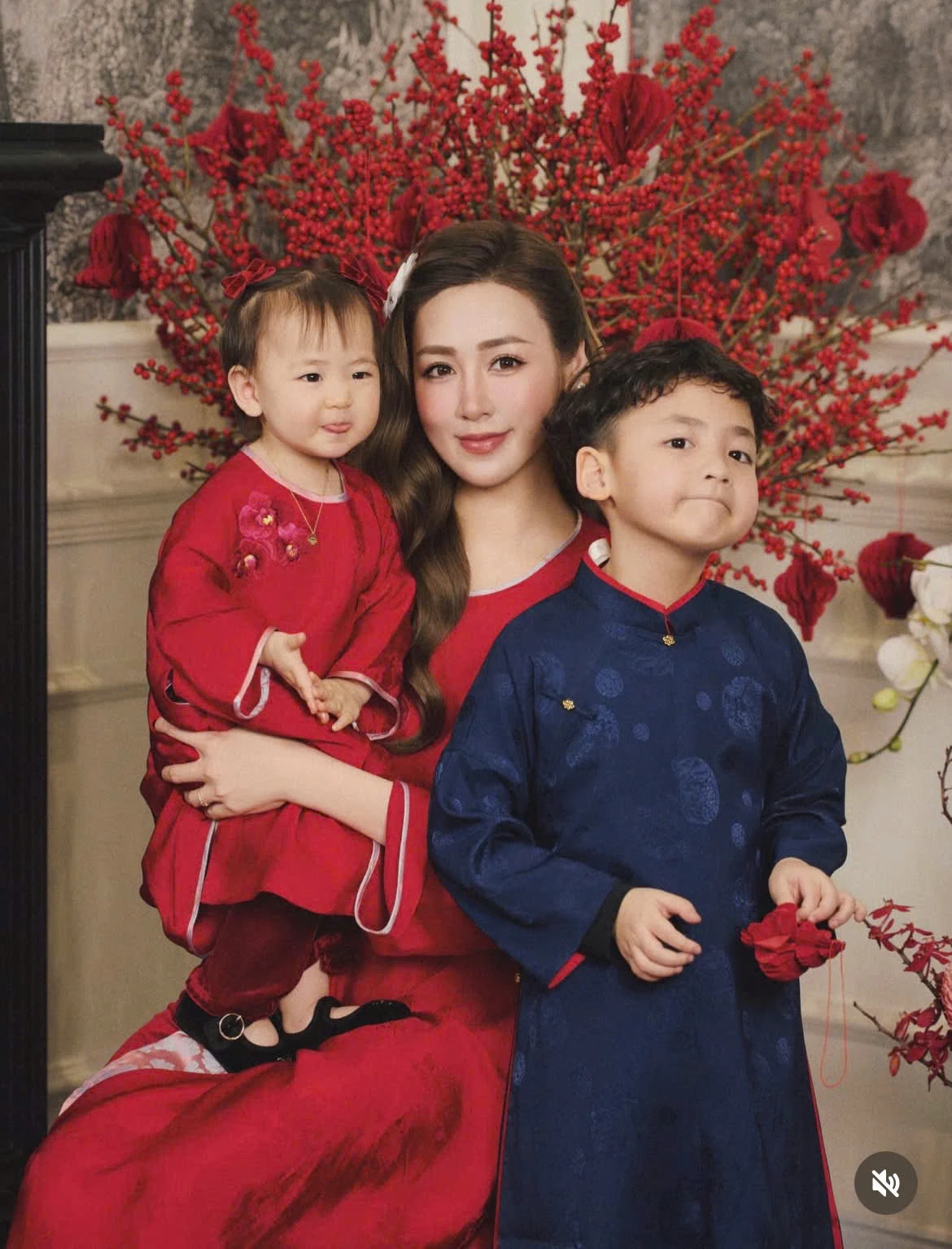 Du xuân mới cùng mẹ á hậu Tú Anh, 2 nhóc tỳ ghi điểm với phong cách thời trang truyền thống vừa xinh xắn vừa tinh tế. Bé gái diện áo dài đỏ rực rỡ, điểm chi tiết hoa thêu nổi và đường viền trắng nhẹ nhàng, kết hợp cùng băng đô ton-sur-ton tạo nên vẻ đáng yêu, trong trẻo đúng chất tiểu công chúa ngày tết. Bé trai lại mang đến cảm giác chững chạc hơn trong thiết kế áo dài xanh navy trầm, họa tiết dệt chìm tinh tế, phom dáng gọn gàng giúp tổng thể vừa lịch sự vừa thoải mái.