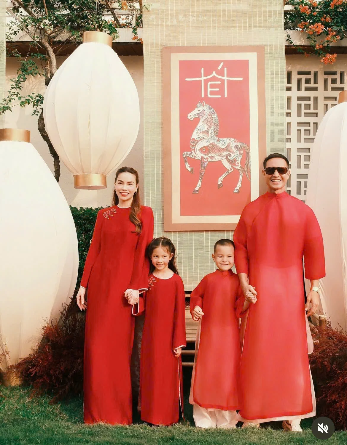 cặp sinh đôi nhà Hồ Ngọc Hà nổi bật với phong cách áo dài đồng điệu, vừa truyền thống vừa hiện đại. Hai bé diện áo dài đỏ trơn dáng suông, đường cắt gọn gàng giúp tổng thể trông thanh thoát, năng động đúng lứa tuổi. Gam đỏ rực rỡ không chỉ tôn làn da mà còn mang ý nghĩa may mắn, khởi đầu năm mới tràn đầy năng lượng tích cực.