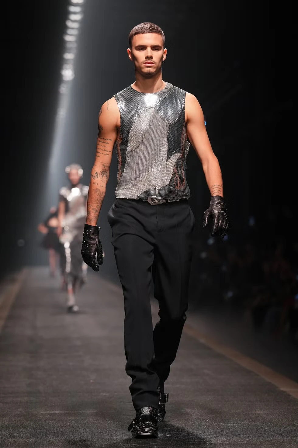 Romeo Beckham xuất hiện tại show diễn của nhà mốt Versace năm 2025