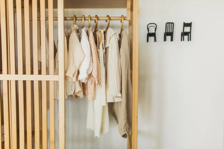 Dọn dẹp tủ quần áo không đơn thuần là sắp xếp lại vị trí, mà là một cuộc hành trình thanh lọc tâm hồn. Theo một nghiên cứu từ tâm lý học không gian sống, một chiếc tủ gọn gàng giúp giảm 40% căng thẳng mỗi sáng khi chuẩn bị ra ngoài. Tuy nhiên, rào cản lớn nhất của phái đẹp chính là tâm lý tiếc nuối và để dành.