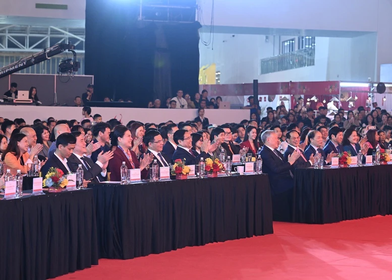 Thủ tướng: Chuyển đổi từ 'ưu tiên' sang 'tin yêu' và 'tự hào' khi dùng hàng Việt Nam- Ảnh 2.