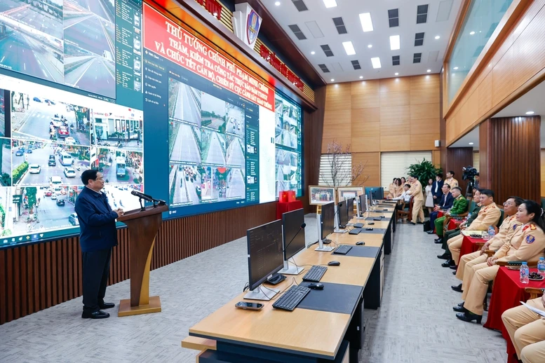 Thủ tướng kiểm tra, động viên các lực lượng công an ứng trực dịp Tết- Ảnh 2.