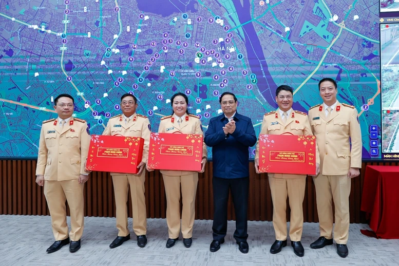 Thủ tướng kiểm tra, động viên các lực lượng công an ứng trực dịp Tết- Ảnh 3.