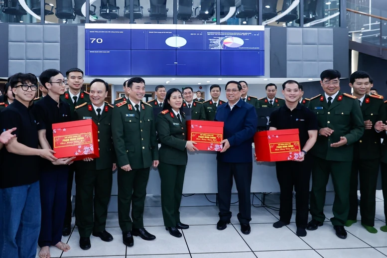 Thủ tướng kiểm tra, động viên các lực lượng công an ứng trực dịp Tết- Ảnh 8.