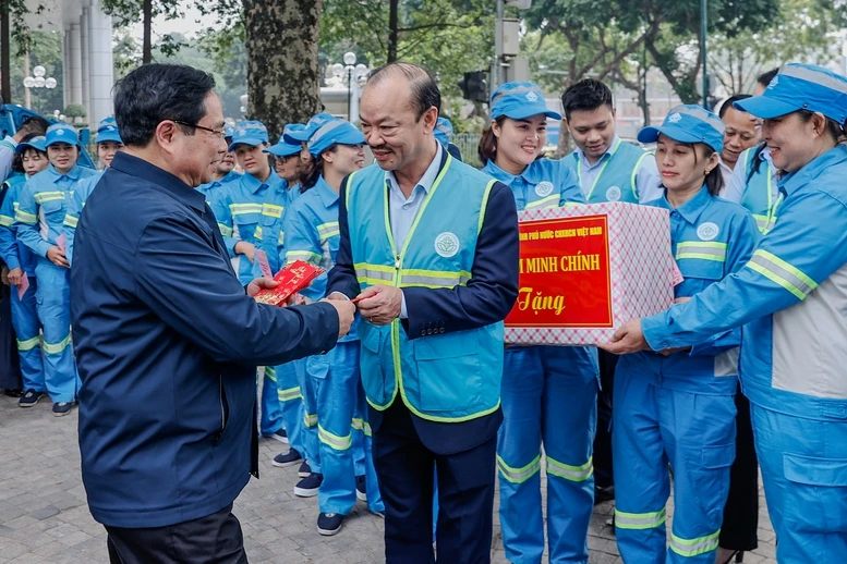 Thủ tướng Phạm Minh Chính cảm ơn, tặng quà công nhân vệ sinh môi trường tại Thủ đô- Ảnh 2.