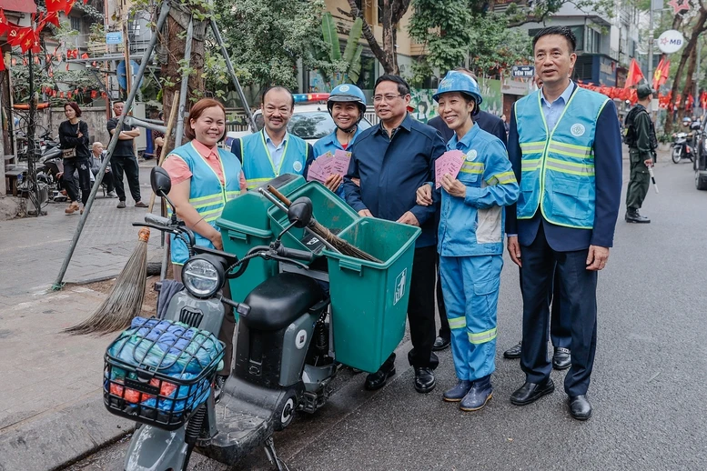 Thủ tướng Phạm Minh Chính cảm ơn, tặng quà công nhân vệ sinh môi trường tại Thủ đô- Ảnh 5.
