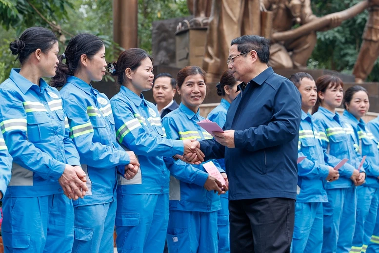 Thủ tướng Phạm Minh Chính cảm ơn, tặng quà công nhân vệ sinh môi trường tại Thủ đô- Ảnh 10.