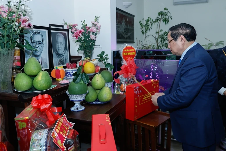 Thủ tướng Phạm Minh Chính dâng hương các cố lãnh đạo Đảng, Nhà nước và thăm, chúc Tết nguyên lãnh đạo Đảng, Nhà nước- Ảnh 1.