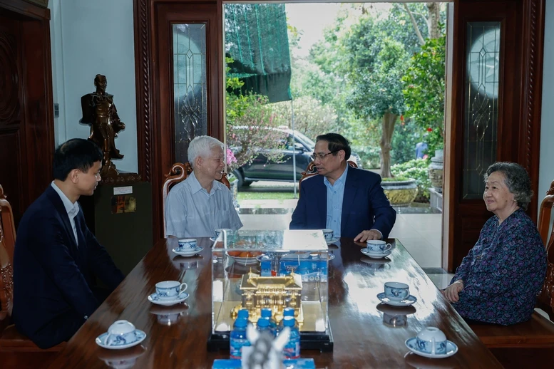 Thủ tướng Phạm Minh Chính dâng hương các cố lãnh đạo Đảng, Nhà nước và thăm, chúc Tết nguyên lãnh đạo Đảng, Nhà nước- Ảnh 8.