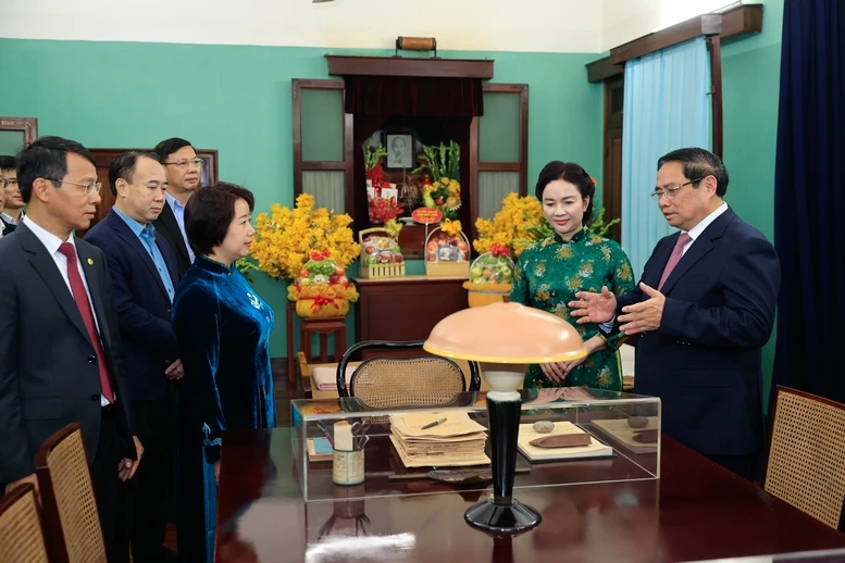 Thủ tướng Phạm Minh Chính dâng hương tưởng nhớ Chủ tịch Hồ Chí Minh- Ảnh 2.