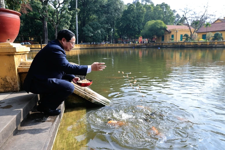 Thủ tướng Phạm Minh Chính dâng hương tưởng nhớ Chủ tịch Hồ Chí Minh- Ảnh 3.