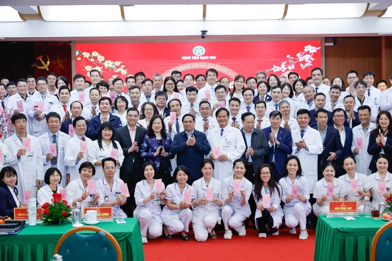 Thủ tướng: Phát huy vai trò các bệnh viện tuyến cuối 'giành giật sự sống, là hy vọng lớn nhất của người bệnh'- Ảnh 7.