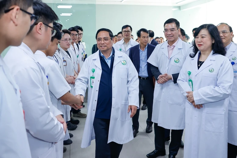 Thủ tướng: Phát huy vai trò các bệnh viện tuyến cuối 'giành giật sự sống, là hy vọng lớn nhất của người bệnh'- Ảnh 9.