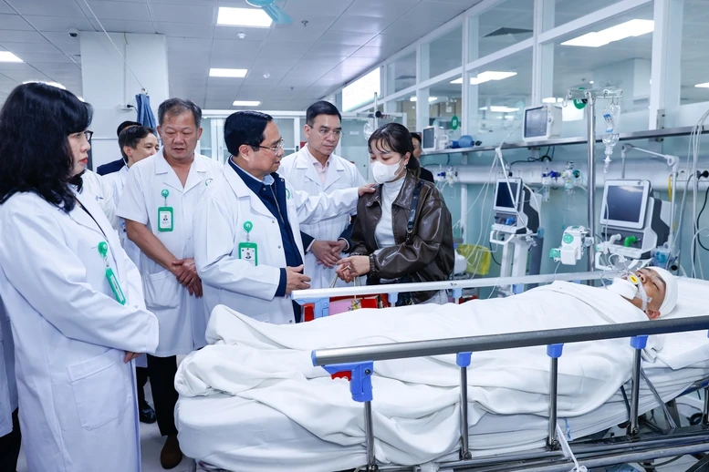 Thủ tướng: Phát huy vai trò các bệnh viện tuyến cuối 'giành giật sự sống, là hy vọng lớn nhất của người bệnh'- Ảnh 10.