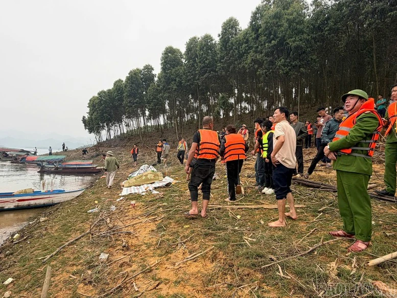 Tìm thấy toàn bộ nạn nhân thiệt mạng trong vụ lật tàu chở khách trên hồ Thác Bà- Ảnh 1.