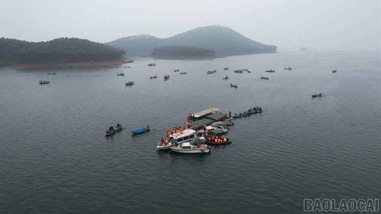 Tìm thấy toàn bộ nạn nhân thiệt mạng trong vụ lật tàu chở khách trên hồ Thác Bà- Ảnh 2.