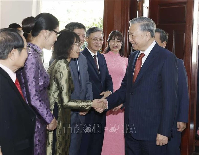 Tổng Bí thư Tô Lâm gặp gỡ cán bộ Đại sứ quán và cộng đồng người Việt Nam tại Lào- Ảnh 2. Tổng Bí thư Tô Lâm gặp gỡ cán bộ Đại sứ quán và cộng đồng người Việt Nam tại Lào- Ảnh 2.