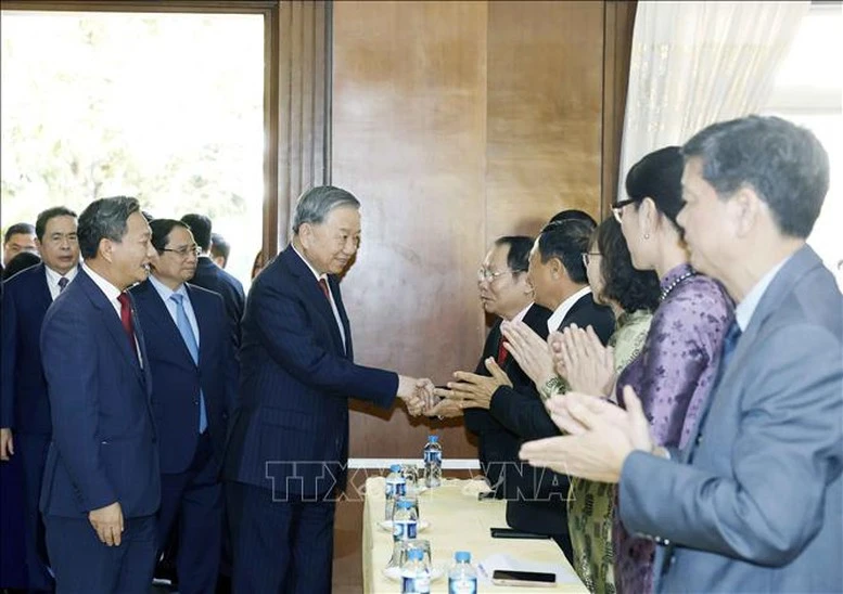 Tổng Bí thư Tô Lâm gặp gỡ cán bộ Đại sứ quán và cộng đồng người Việt Nam tại Lào- Ảnh 3. Tổng Bí thư Tô Lâm gặp gỡ cán bộ Đại sứ quán và cộng đồng người Việt Nam tại Lào- Ảnh 3.