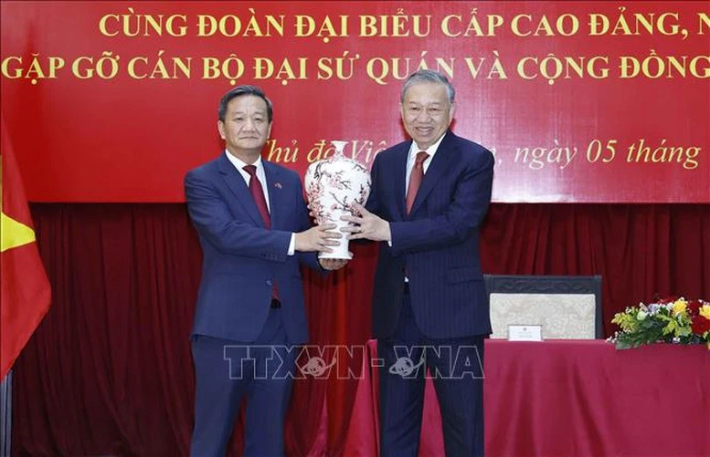 Tổng Bí thư Tô Lâm gặp gỡ cán bộ Đại sứ quán và cộng đồng người Việt Nam tại Lào- Ảnh 5. Tổng Bí thư Tô Lâm gặp gỡ cán bộ Đại sứ quán và cộng đồng người Việt Nam tại Lào- Ảnh 5.