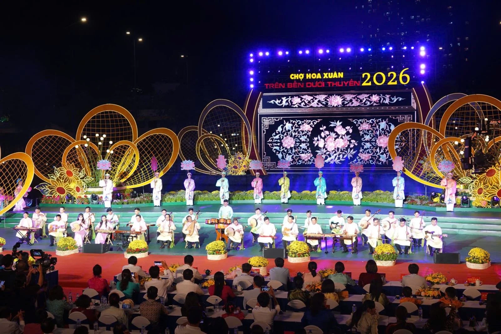 TP Hồ Chí Minh: Khai mạc Chợ hoa Xuân 'Trên bến dưới thuyền' Tết Bính Ngọ 2026 - Ảnh 1.