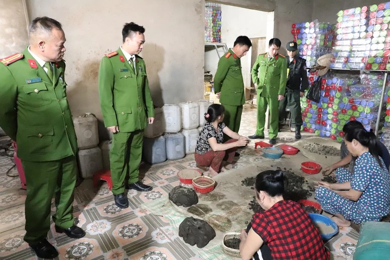 Triệt phá cơ sở sản xuất, buôn bán thuốc đông y giả, thu giữ hơn 2 tấn tang vật- Ảnh 2.