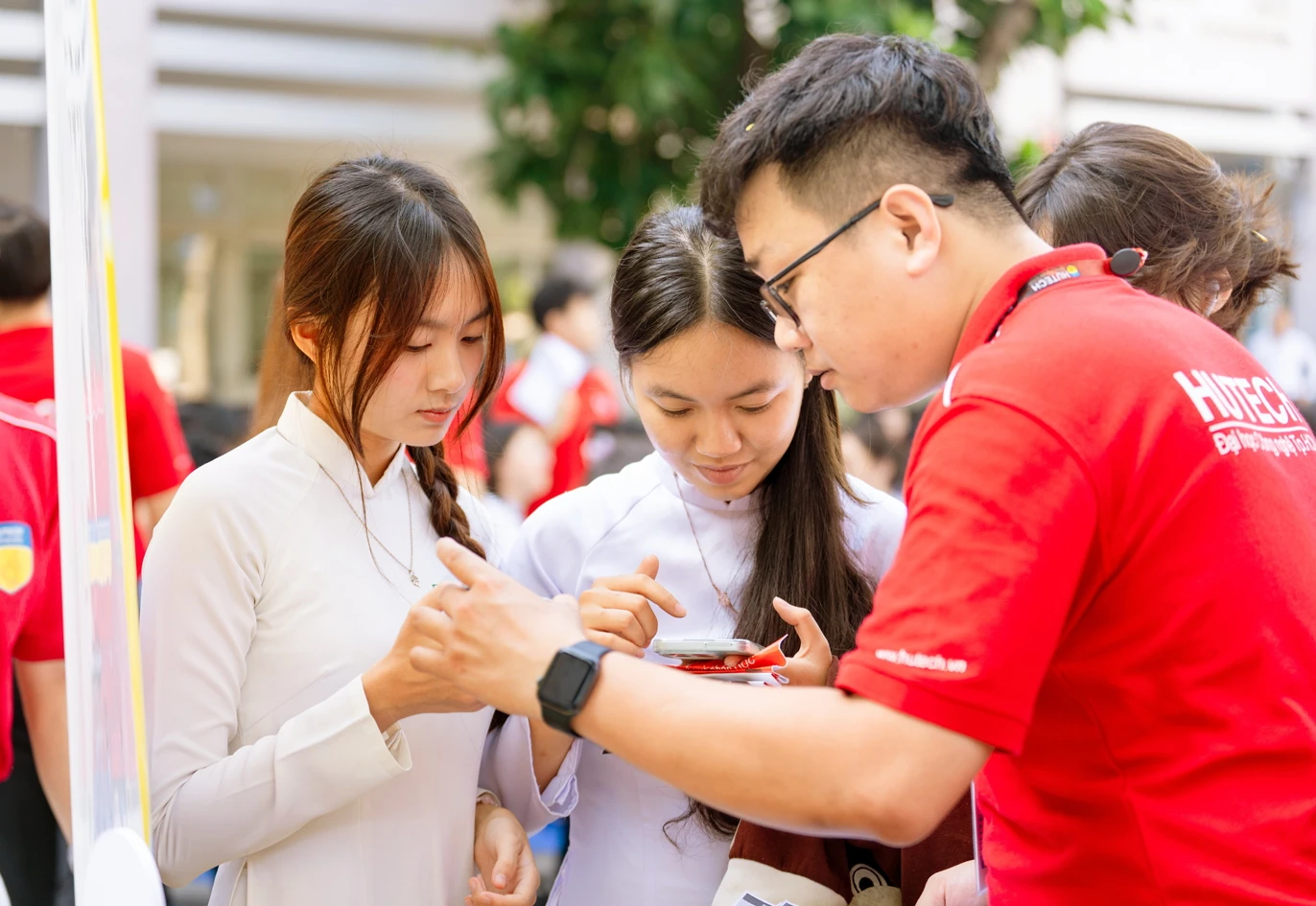 Học sinh tham gia chương trình tư vấn tuyển sinh tại Trường THPT Hoàng Hoa Thám, TPHCM. Ảnh: Nguyễn Loan