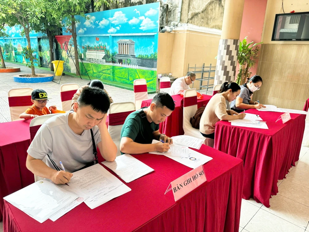 Phụ huynh đăng ký nhập học lớp Một cho con tại Trường tiểu học Đặng Trần Côn (phường Vĩnh Hội) năm học 2025-2026