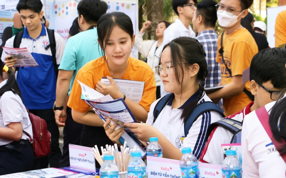 Học sinh TPHCM tìm hiểu về ngành học tại ngày hội tư vấn hướng nghiệp - tuyển sinh. Ảnh: Trang Thư
