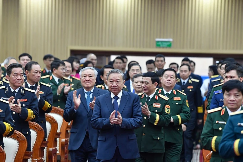 Xây dựng thế trận quốc phòng toàn dân và 'thế trận lòng dân' trên biển ngày càng vững chắc- Ảnh 1. Xây dựng thế trận quốc phòng toàn dân và 'thế trận lòng dân' trên biển ngày càng vững chắc- Ảnh 1.
