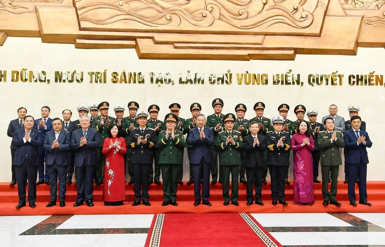 Xây dựng thế trận quốc phòng toàn dân và 'thế trận lòng dân' trên biển ngày càng vững chắc- Ảnh 5. Xây dựng thế trận quốc phòng toàn dân và 'thế trận lòng dân' trên biển ngày càng vững chắc- Ảnh 5.