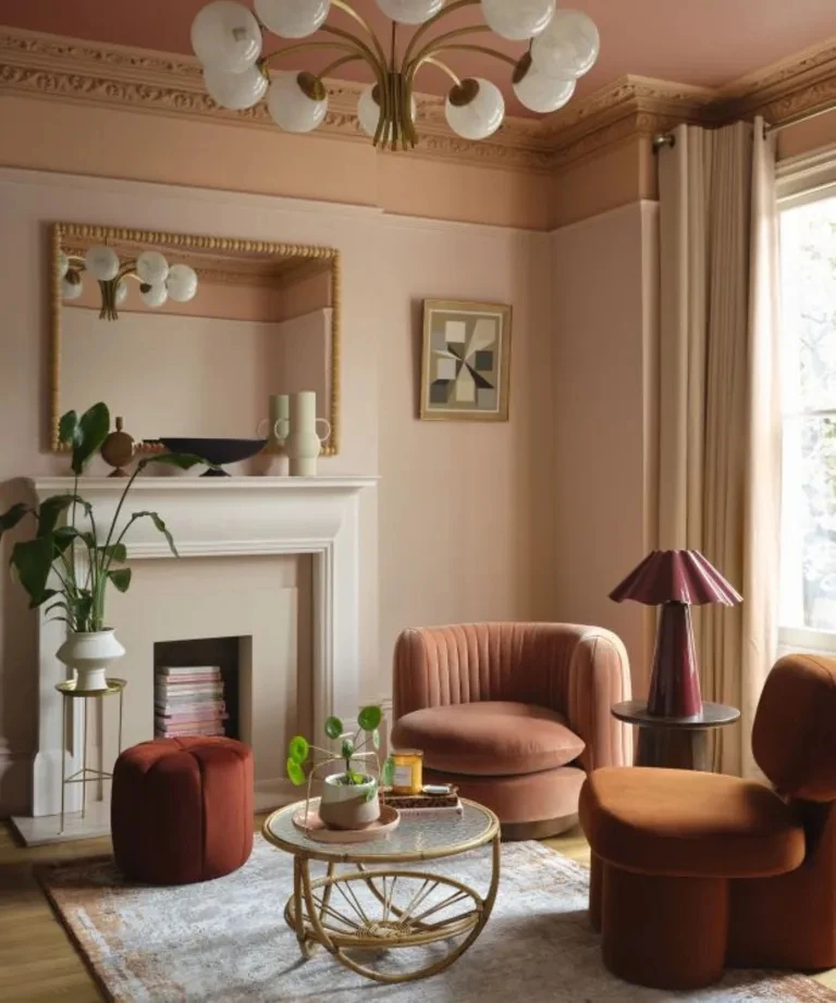 Ngoài phòng khách, phòng ngủ, phòng ăn, lối vào và hành lang cũng rất lý tưởng để dùng kỹ thuật color capping - Ảnh: homesandgardens