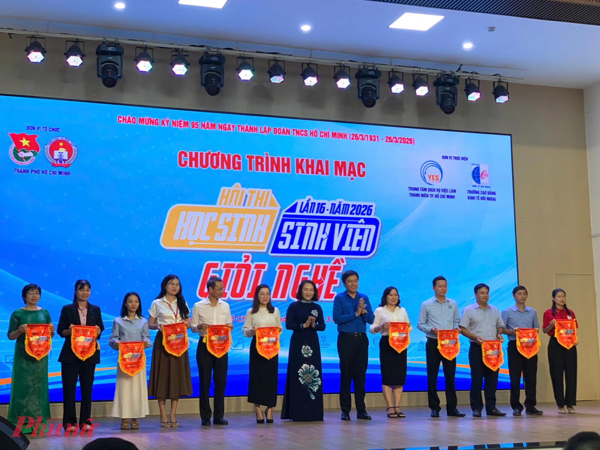 Ban Tổ chức trao cờ lưu niệm đến đơn vị tham gia Hội thi - Ảnh: Như Ý