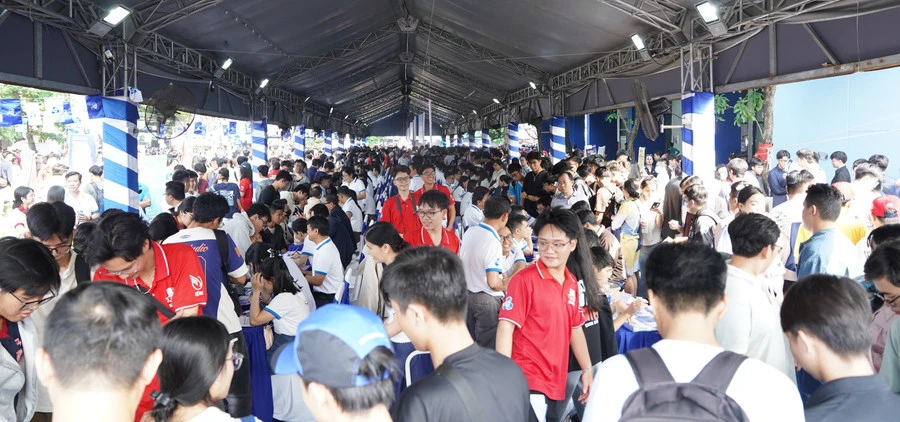 Học sinh tìm hiểu thông tin tuyển sinh tại gian hàng của Trường Đại học Bách khoa (Đại học Quốc gia TPHCM).