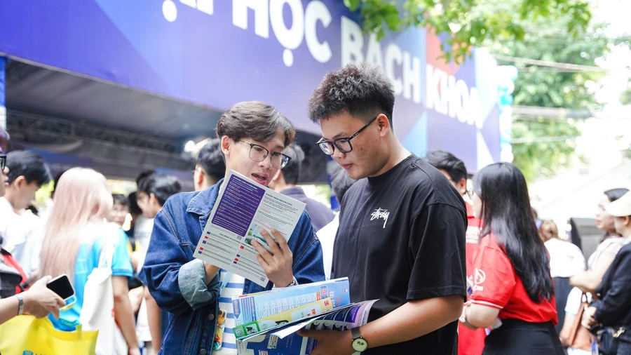 Học sinh tham dự Ngày hội tư vấn tuyển sinh - hướng nghiệp 2026. Học sinh tham dự Ngày hội tư vấn tuyển sinh - hướng nghiệp 2026.