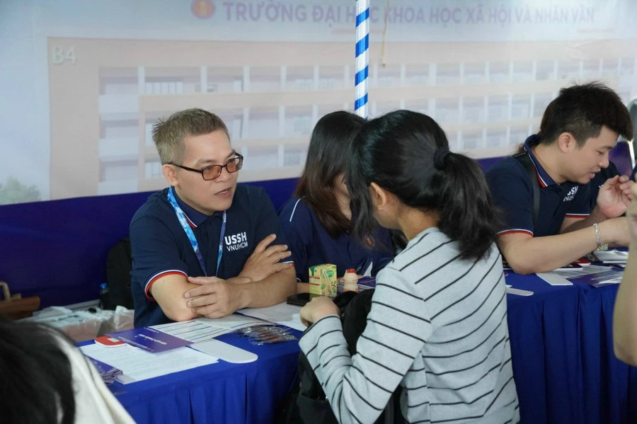 Học sinh tìm hiểu thông tin tuyển sinh tại gian hàng của Trường Đại học Khoa học xã hội và Nhân văn (Đại học Quốc gia TPHCM). ussg.jpg
