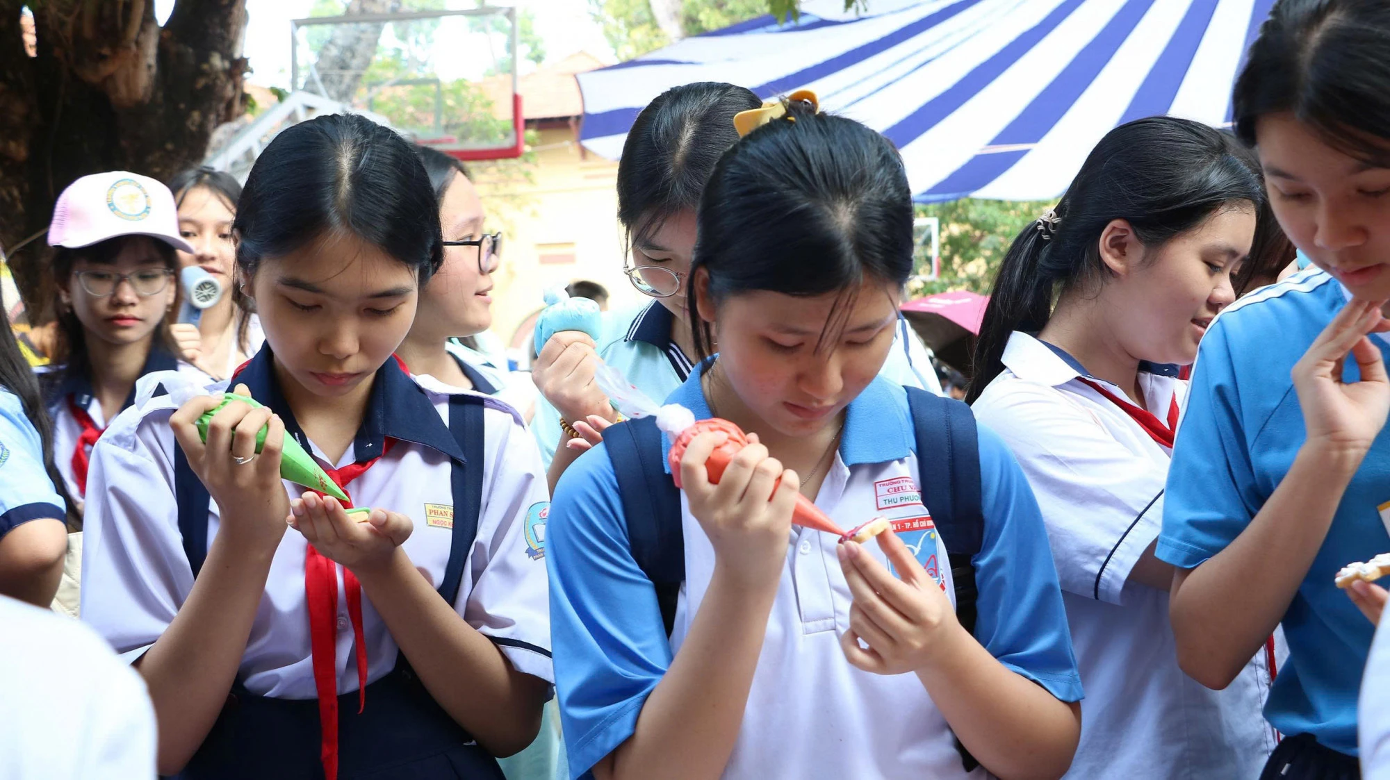 Học sinh lớp Chín trải nghiệm làm bánh tại ngày hội hướng nghiệp sau THCS - Ảnh: Trang Thư