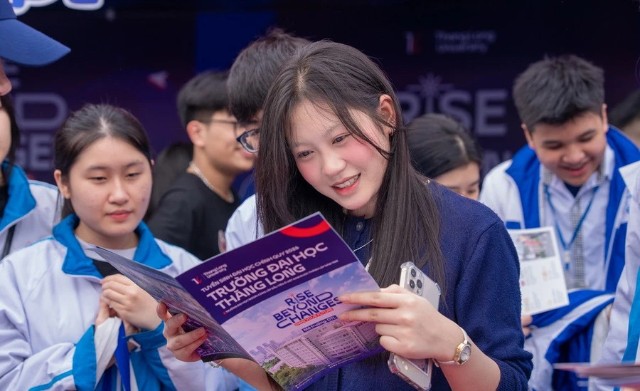 Thí sinh tìm hiểu thông tin tại Chương trình tư vấn tuyển sinh - hướng nghiệp năm 2026 ở Thanh Hóa.