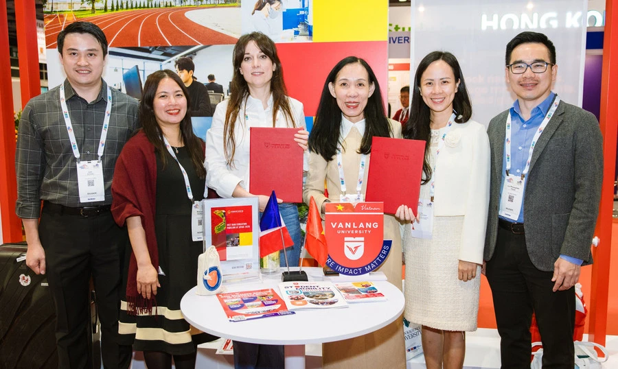 Trường Đại học Văn Lang ký kết hợp tác với các đối tác quốc tế tại APAIE 2026. Ảnh: VLU 