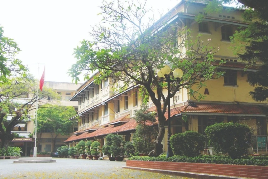 truong Dai hoc anh 11