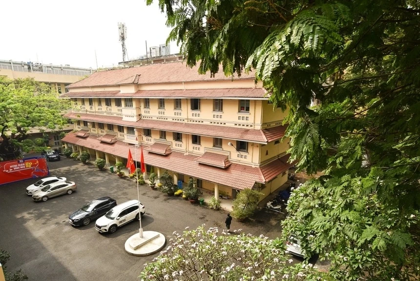 truong Dai hoc anh 12