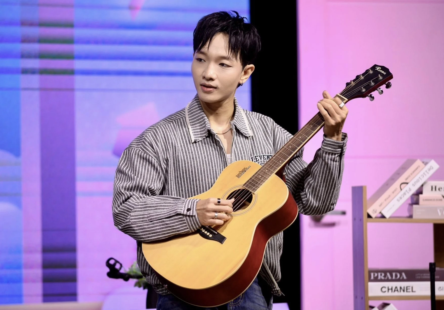 Hoàng Dũng hiện là một trong những ca sĩ trẻ có lượng người hâm mộ đông đảo với chất nhạc rất riêng, có nhiều bài hot 